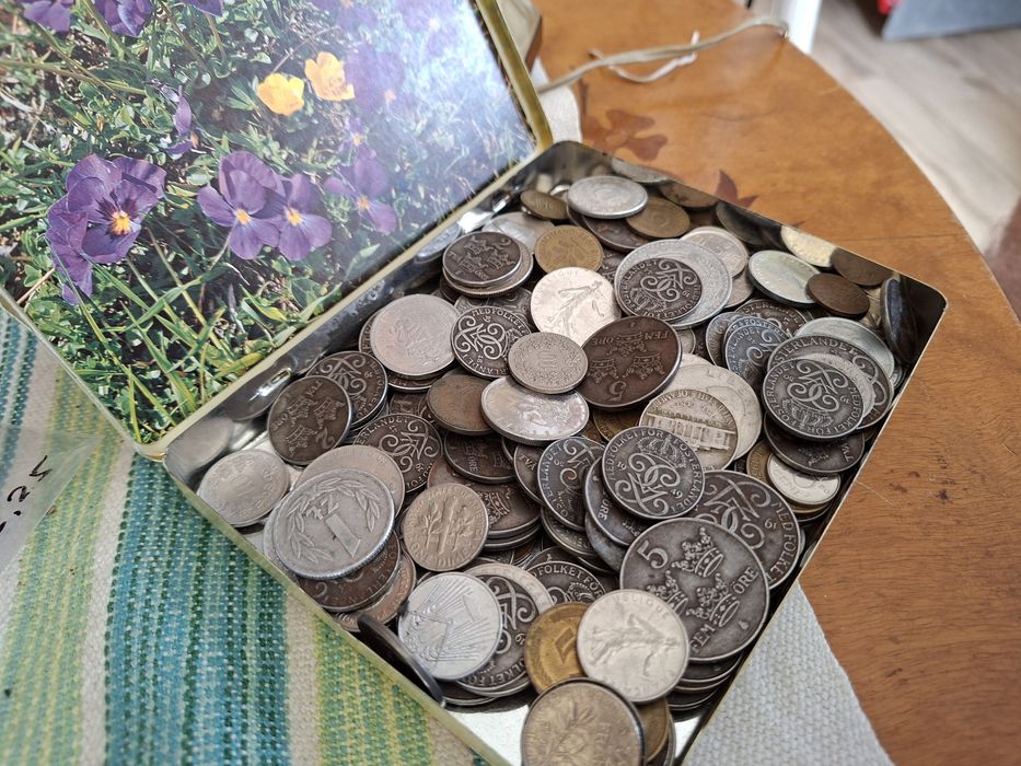Mini kolekcja monet , 169szt. Metalowe pudelko