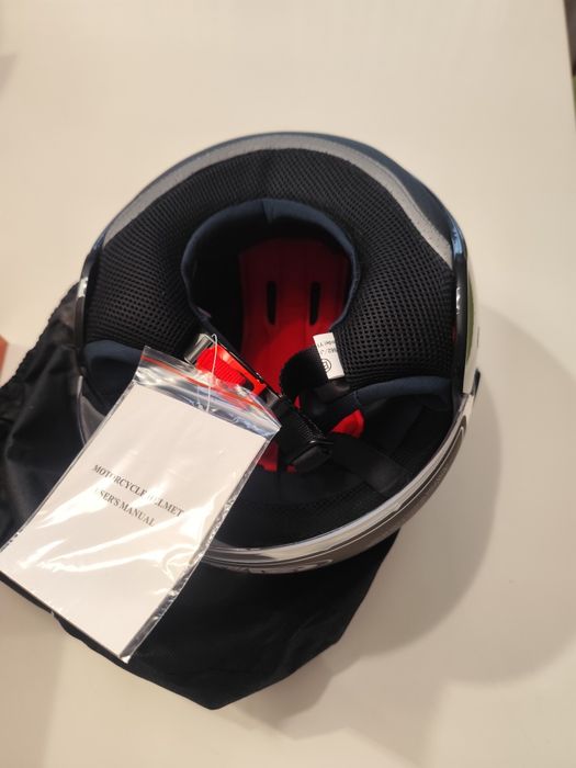 Capacete novo dentro da caixa