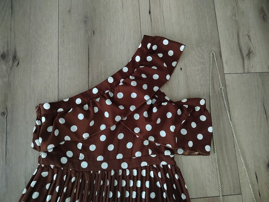 Asymetryczna sukienka PrettyLittleThing 44