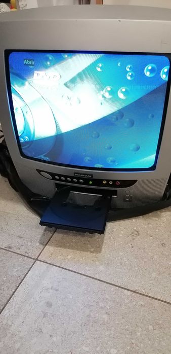 Televisão com leitor de DVD incluído