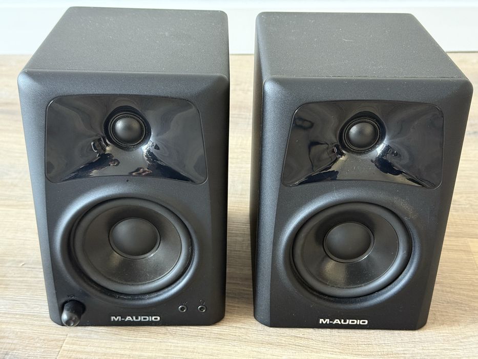 Colunas M-Audio AV42