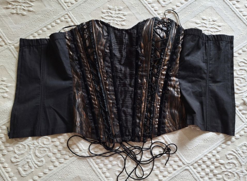 Top com atilhos, cetim e brilhantes