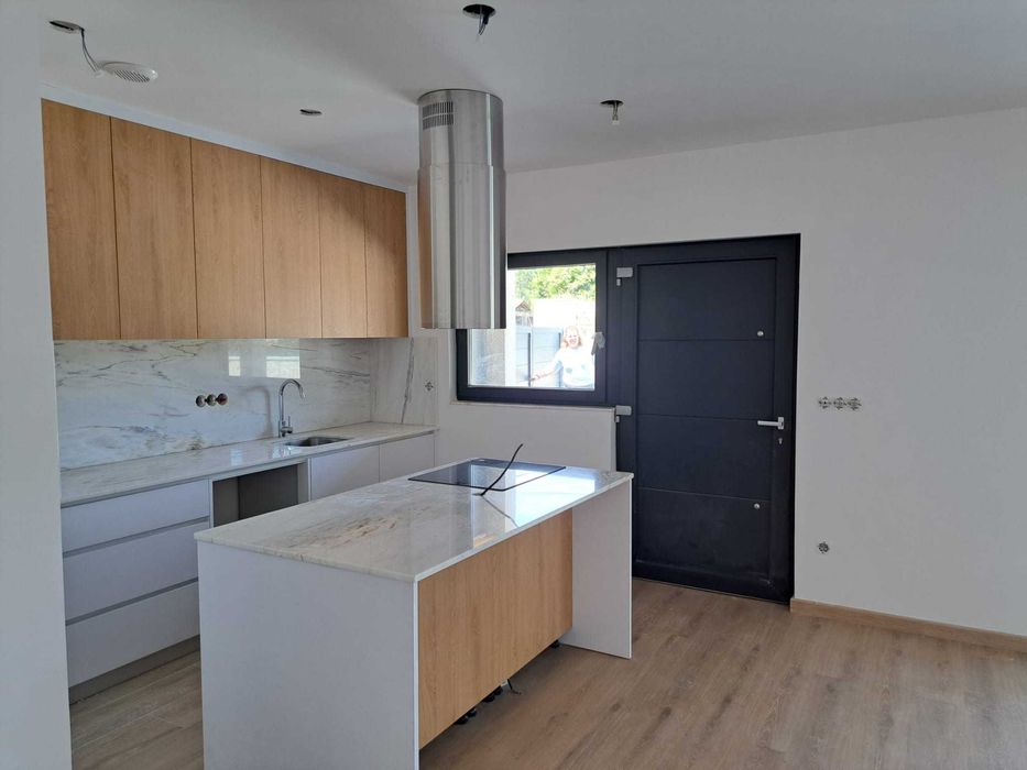 Apartamentos T3 novos com garagem individual em moradia de 2 pisos