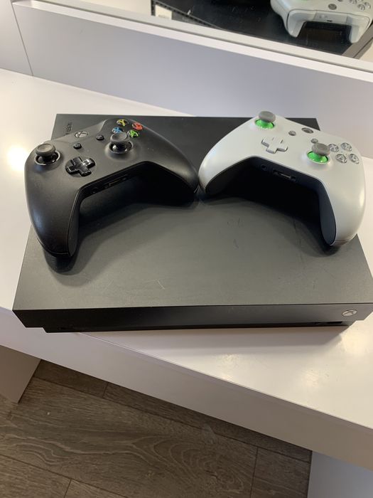 Продам Xbox one X на 1TB