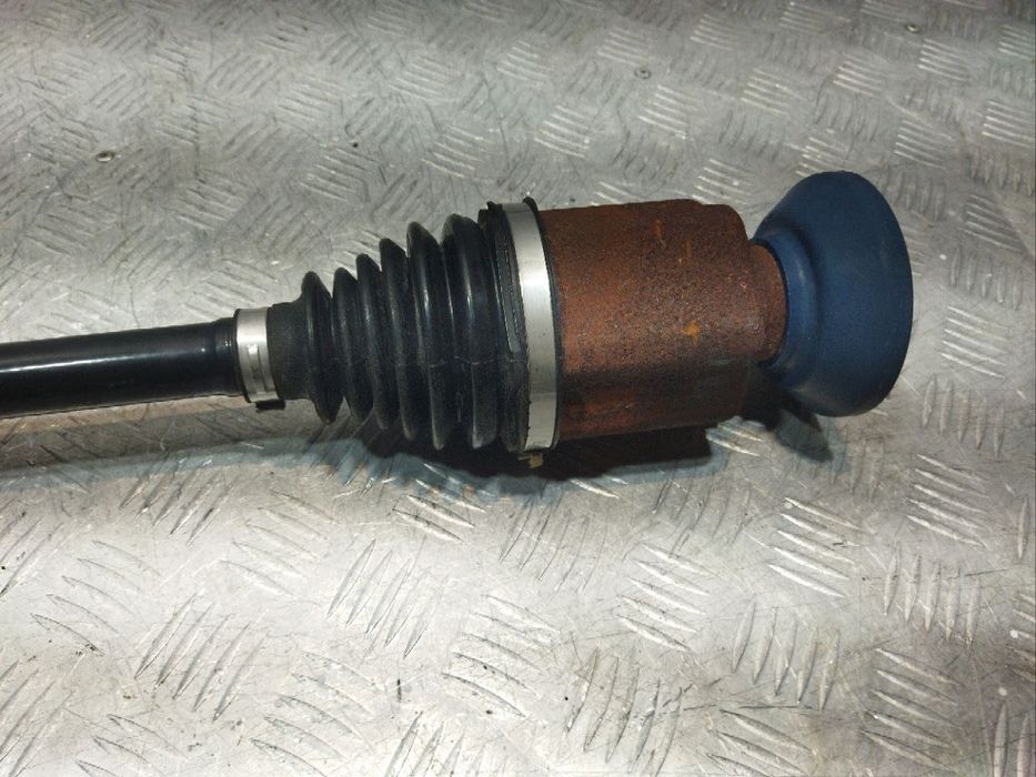 Піввісь передня права VW Atlas