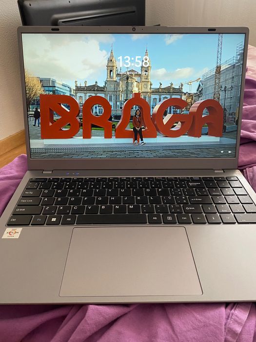 Televisão e notebook