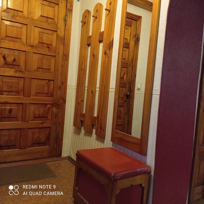 Терміново вішалка в передпокій. Дерево.