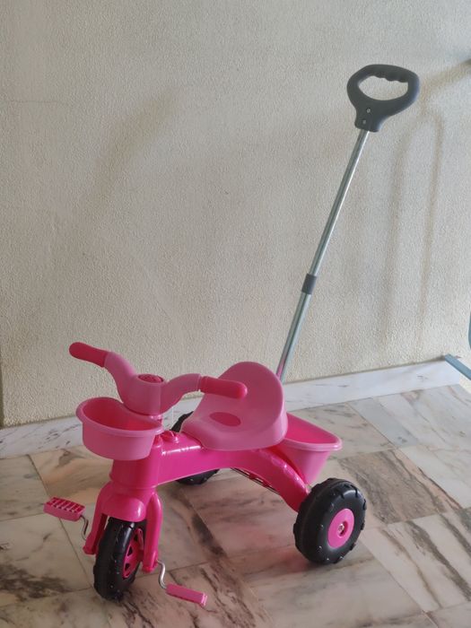 Triciclo menina - até 4 anos - praticamente novo.