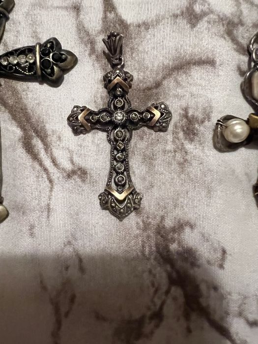 Pingentes vários de crucifixos