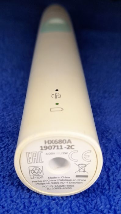 Зубная щетка Philips Sonicare, в хорошем рабочем состоянии.