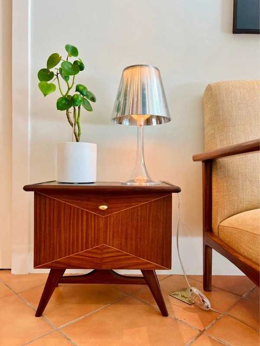 Mesa de apoio vintade. Bonita mesa lateral nórdica