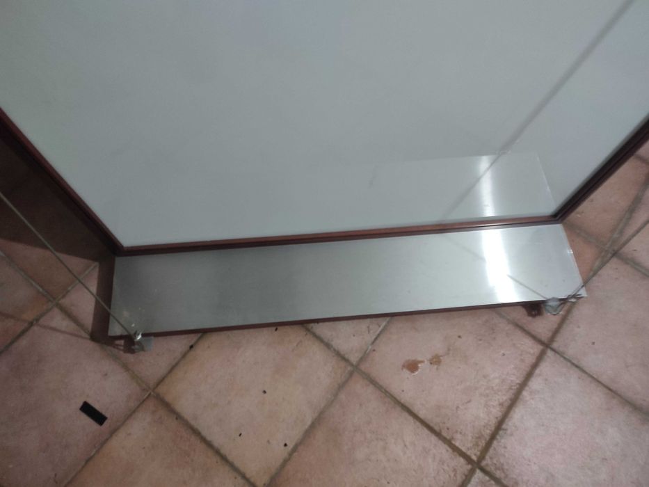 Biombos de madeira e acrílico