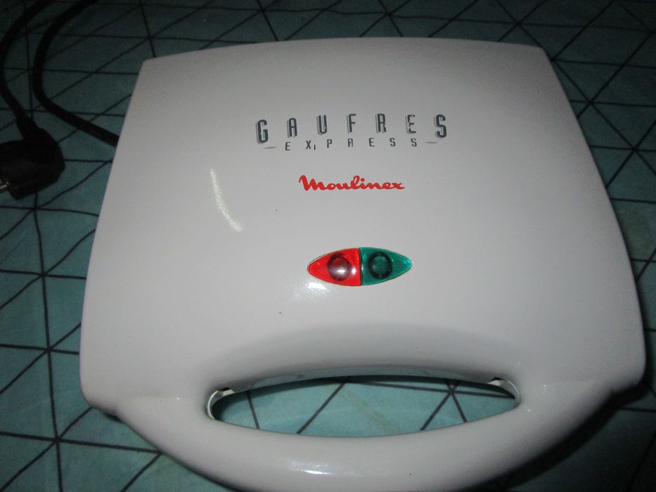 Waffle maker, fully functional but with some use.64550449795074120