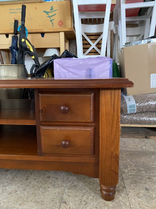 Mesa de centro castanha com maecas de uso