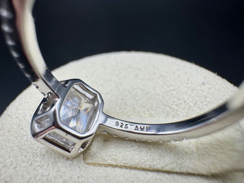 Srebrny pierścionek z 17 cyrkoniami, 925, waga: 2,38g, rozmiar: 14