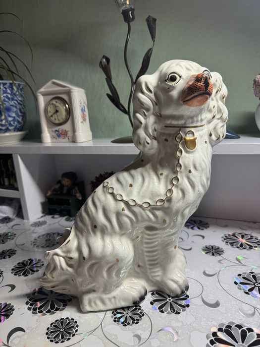 Антикварна статуетка собаки