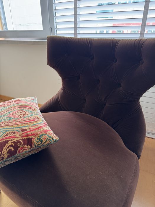 Sofa em veludo castanho  (Area)