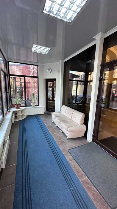 Продаж фасадного приміщення вільного призначення Зарічанська