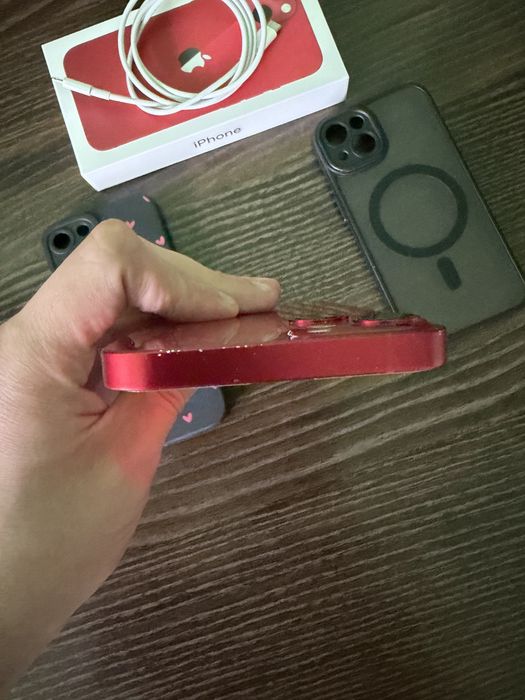 iPhone 13, 128GB, CZERWONY, 88% Kondycja baterii, Oryginalny Kabel, 2 Etui