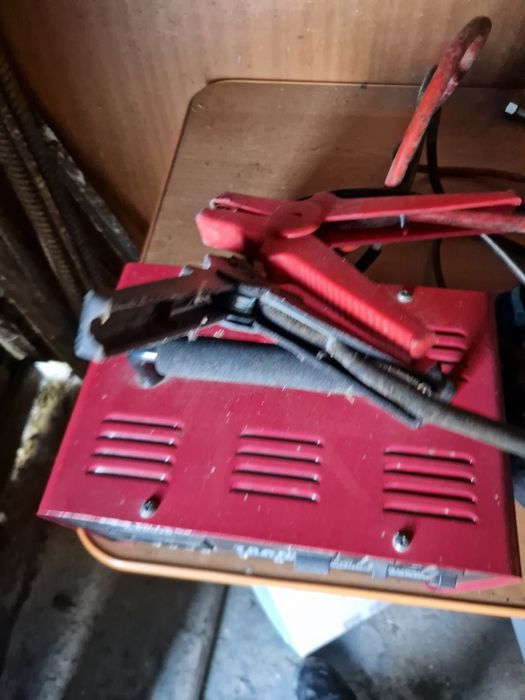 Prostownik z funkcją rozruchu Eko