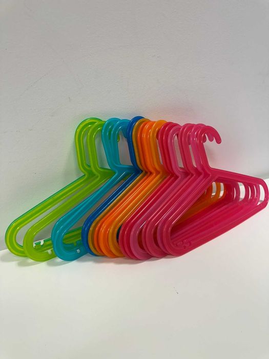 Cabides coloridos de plástico - ideal para crianças!