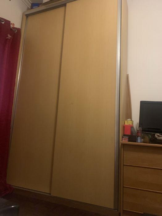 Roupeiro alto com muita arrumação