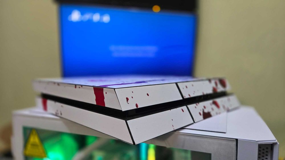 Playstation 4 Fat Bloody White Skin de 1Tb + Oferta película comando