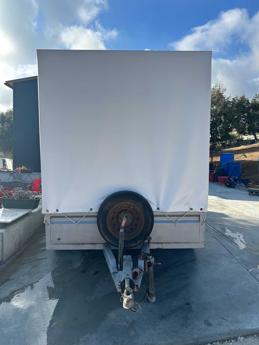 Reboque com toldo removível