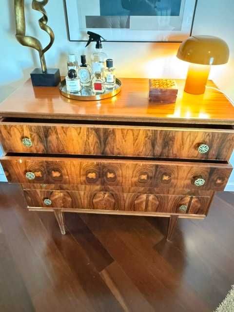 Comoda vintage datada de 1966
