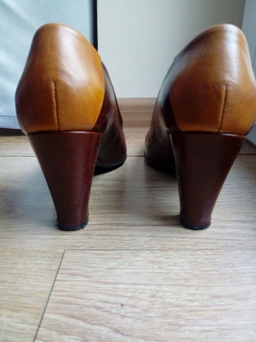 Skórzane buty na obcasie rozmiar 39