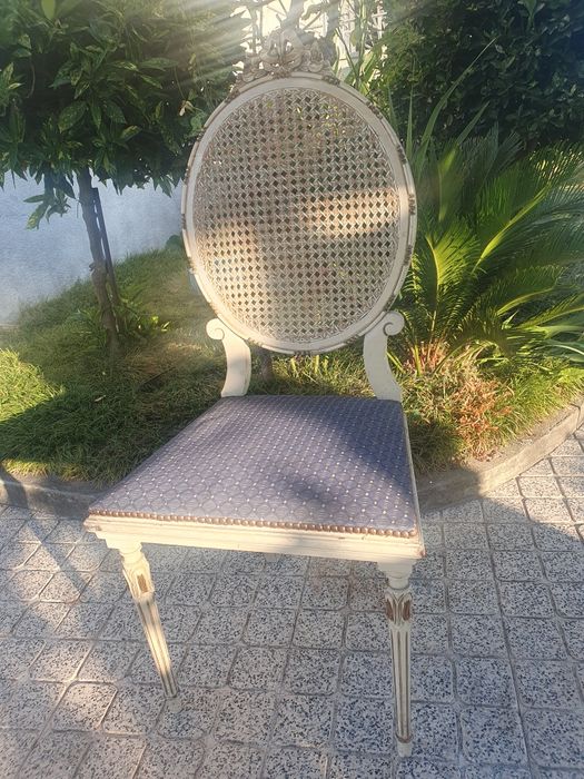 Cadeira antiga em madeira