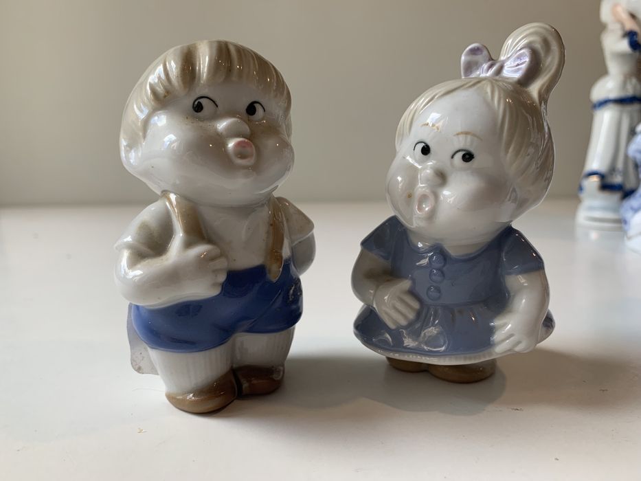 Dwie figurki porcelanowe chłopiec i dziewczynka