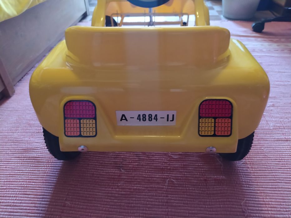 Carrinho a pedais antigo, marca Injusa