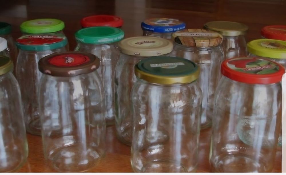 Słoiki różnej wielkości z zakrętkami – czyste