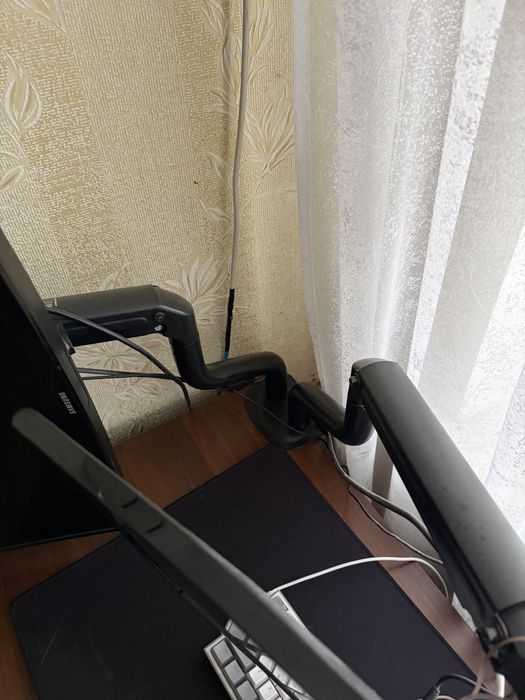 2 монітори samsung C24f390fhi на подвійному кронштейні