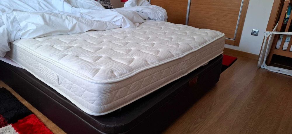 Quarto com sommier de casal com colchão 160x200 + mesinhas de cabeceira