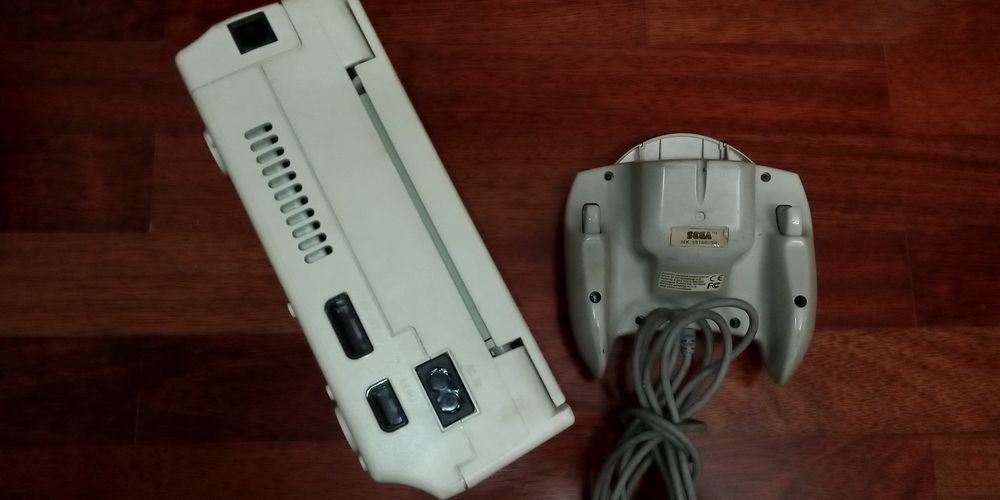 Dreamcast com comando para peças.