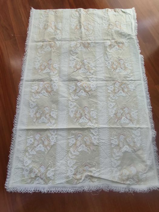 Colcha Infantil Vintage em Piqué – Bordada com Anjinhos - 92x145 cm