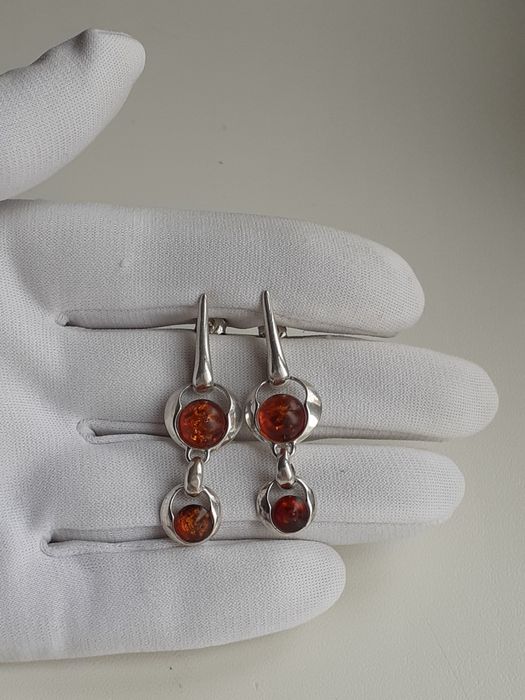 Гарні срібні сережки з бурштином