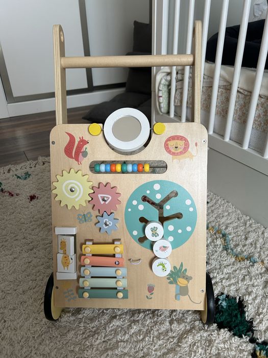Andarilho Montessori em madeira para bebé.