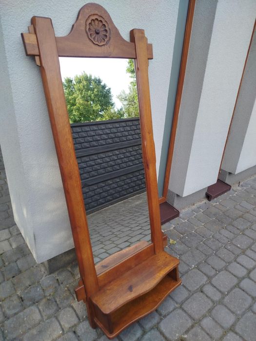 Lustro w dębowej ramię z półką