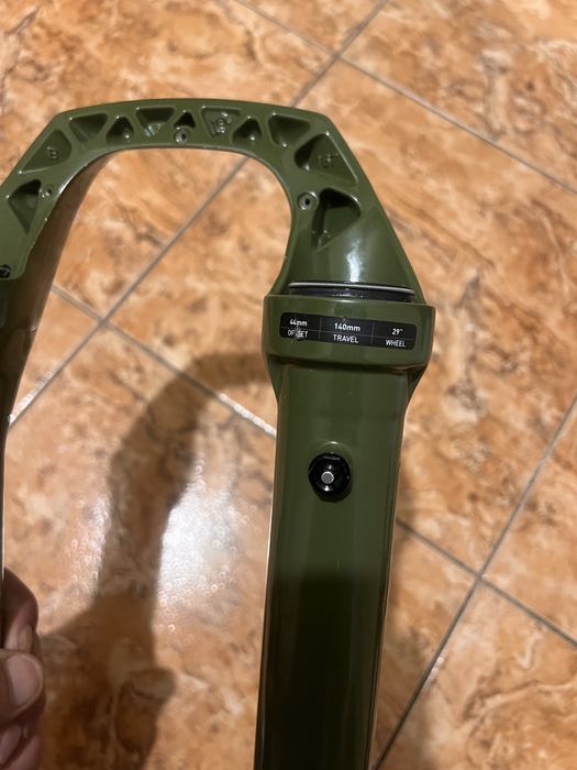 RockShox Lyrik Ultimate RC2,Dolna golen widelca