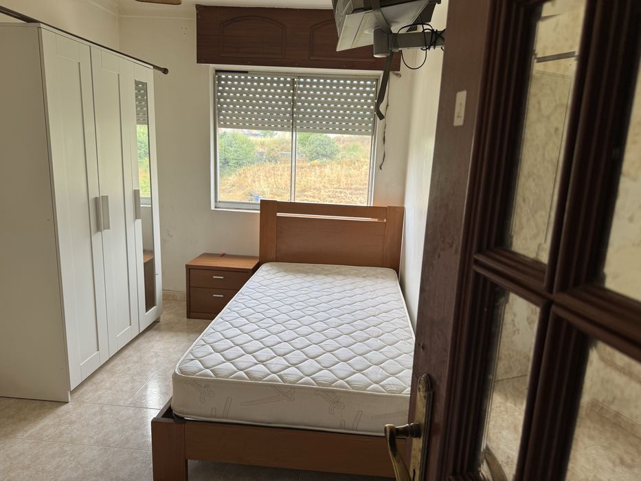 Quarto completo em casa de familia