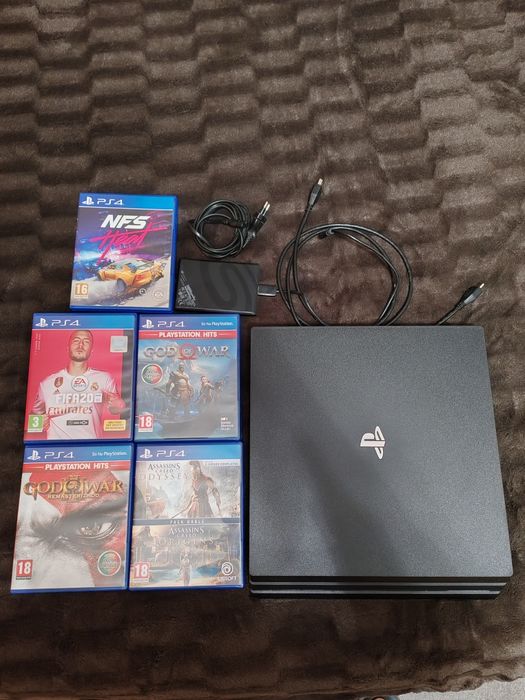 Playstation 4 Pro 1Tb + Disco 1Tb + 5 jogos + 2 comandos