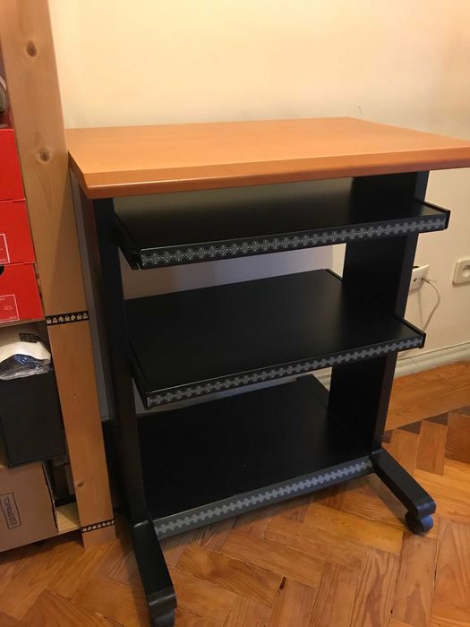 Mesa alta de escritório com rodízios