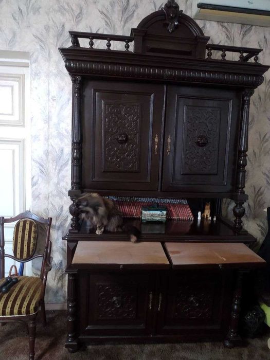 Антикварний буфет.