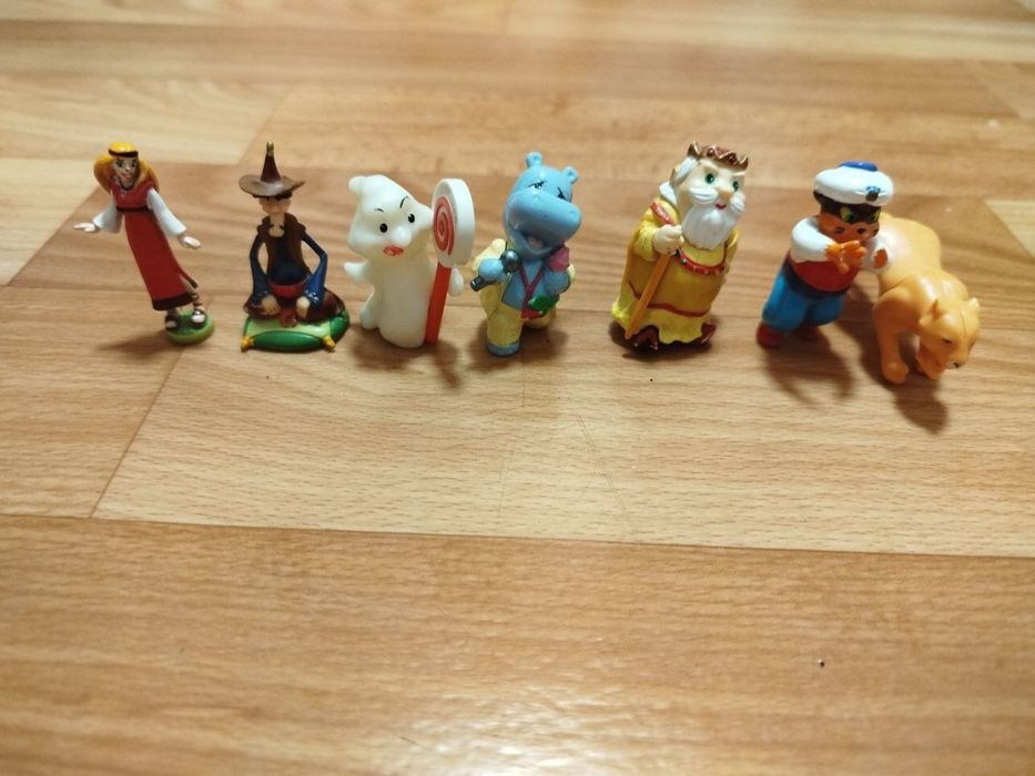 Різні колекційні фігурки Kinder
