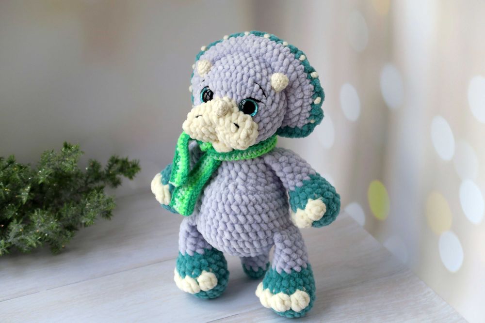 Динозавр трицератопс плюшевий в'язаний сірого кольору з шарфом