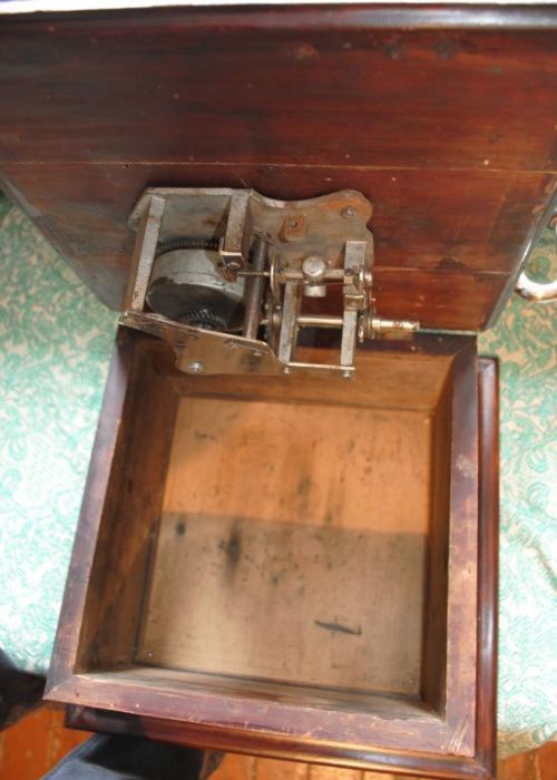 Граммофон з трубою антикварний в інтерєр дизайн проигрыватель грамофон