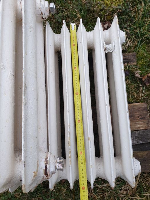 Duży i mały grzejnik żeliwny/ kaloryfery